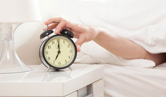 چرا چند دقیقه قبل از زنگ خوردن ساعت بیدار می‌شویم؟