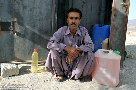 تصاویری از فروشندگان بنزین در بلوچستان