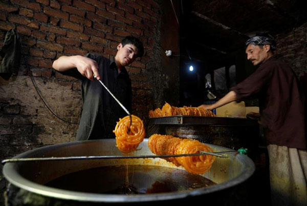 پخت «زولبیا» در کابل و نجف