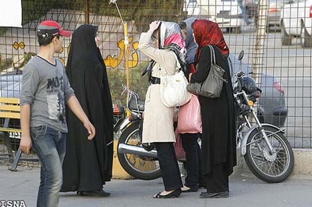 تصاویر اهداي گل به بانوان باحجاب