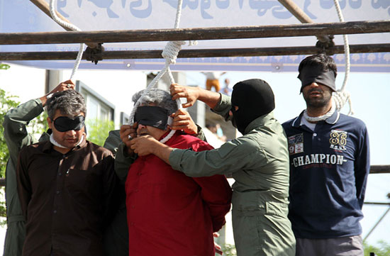 تصاویر اعدام 3 سارق مسلح در ملاعام (18+)