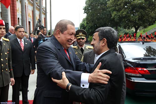 استقبال رسمی چاوز از احمدی نژاد + عکس