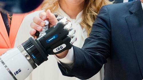 ساخت بازوی رباتیک با کنترل مغزی و حس لامسه