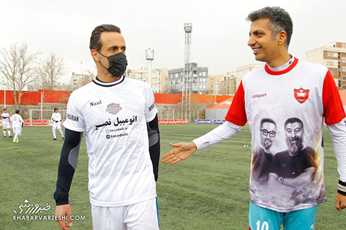 تقابل دیدنی علی کریمی و عادل در زمین فوتبال