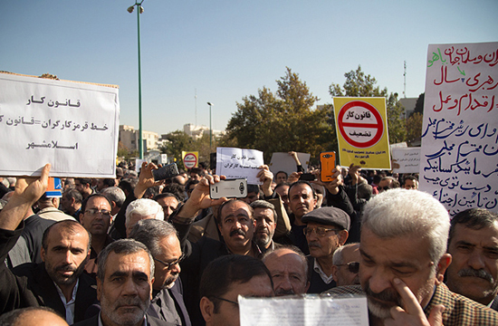 تجمع کارگران مقابل مجلس