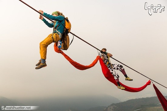 کوهنوردان ماجراجو معلق در ارتفاع 183 متری