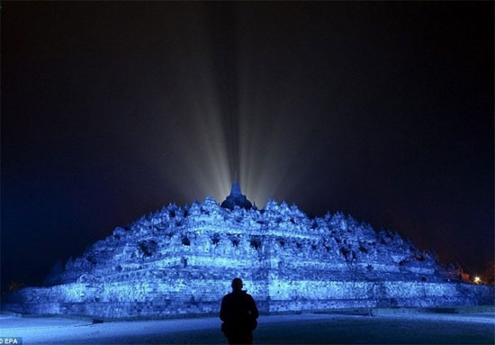 «نورپردازی آبی» بناهای معروف جهان