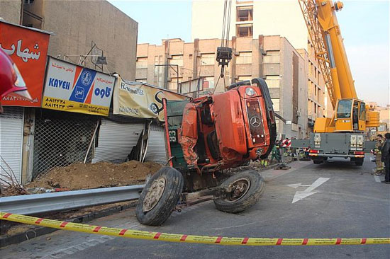برخورد کامیون با مغازه‌های میدان 7 تیر+عکس