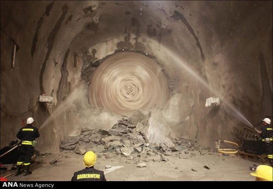 عکس: تونلی از درون کوه‌های آلپ