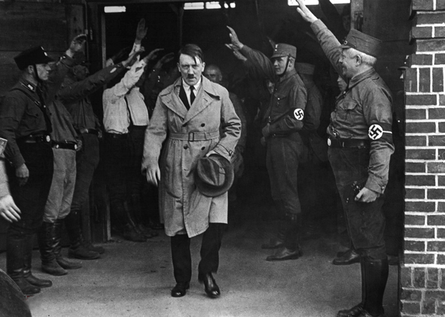تصاویر ناب تاریخی؛ از شنای صدام در دجله تا سلام هیتلری به هیتلر!
