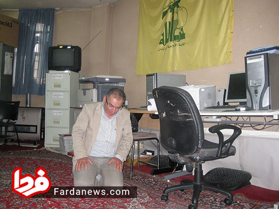 نماز خواندن صادق زیباکلام کنار پرچم حزب الله