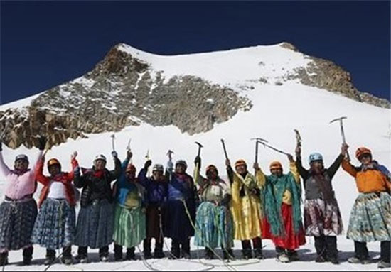 کوهنوردی زنان بولیوی با لباس محلی