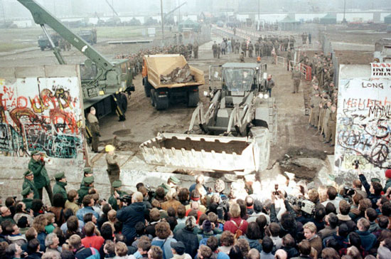 فرو ریختن دیوار برلین از زاویه‌ای دیگر
