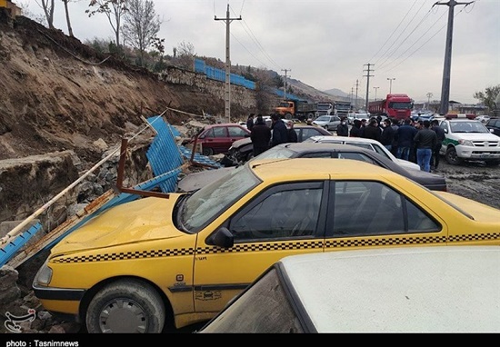 ریزش دیوار بهشت محمدیِ سنندج رویِ خودروها