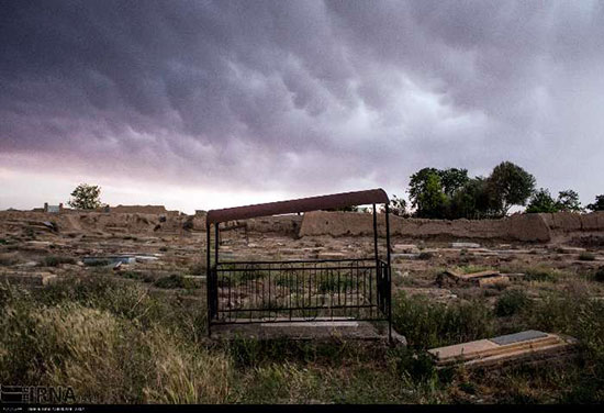 فرونشست زمین در قبرستان قدیمی در سمنان