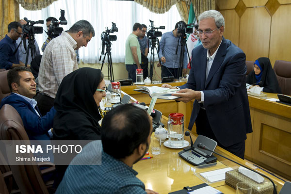 سخنگوی دولت به خبرنگاران عیدی داد