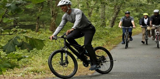 عکس: دوچرخه سواری اوباما و دخترانش