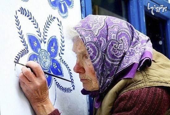 این مادربزرگ روستای خود را به گالری تبدیل کرده