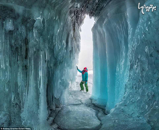 تصاویر خیره‌کننده از غار‌های یخی عمیق‌ترین دریاچه جهان