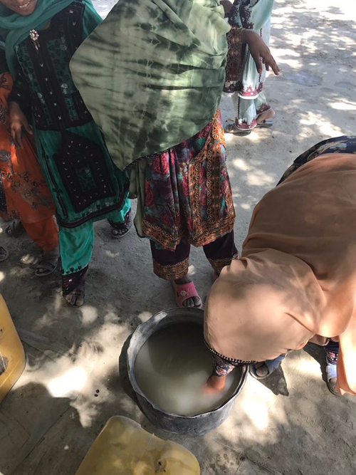 وعده غذایی در یکی از محروم‌ترین روستاهای چابهار