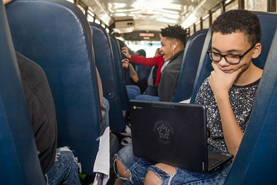 تجهیز اتوبوس مدرسه روستاییان آمریکا به وای‌فای