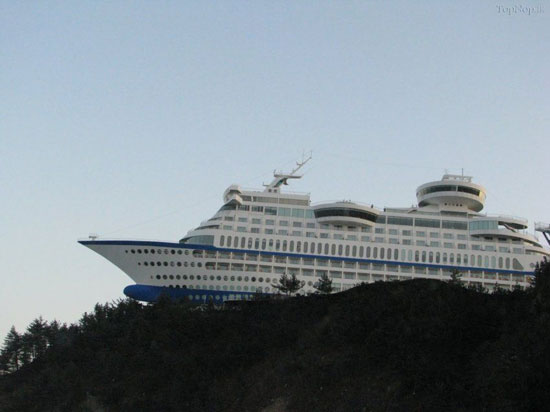 کشتی کروز؛ هتلی لوکس بالای کوه +عکس