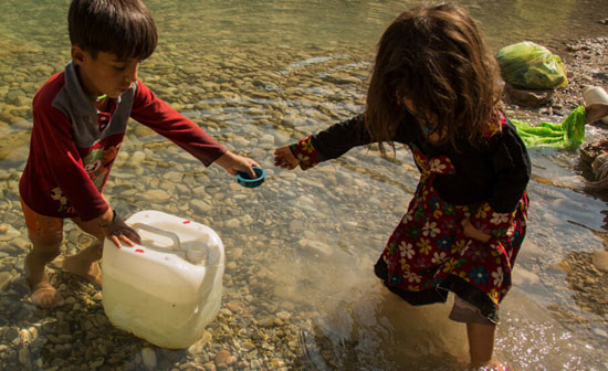 مشقت آبرسانی زنان بختیاری با الاغ