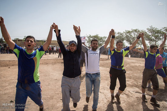 تصاویری از یک مسابقه طناب‌کشی در قزوین