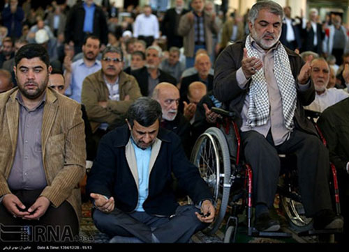 عکس: احمدی نژاد در آخرین نماز جمعه 94
