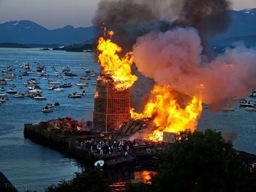 بزرگترین آتش هیزمی در دنیا +عکس