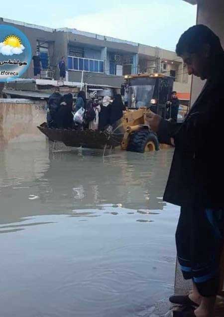 نجات مردم سیل‌زده شهر چمران در ماهشهر