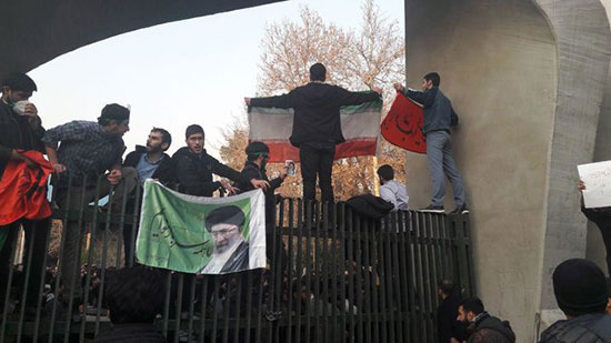 گزارشی از برخی ناآرامی‌ ها در خیابان‌ انقلابِ تهران