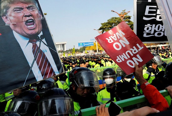 تجمع مقابل سفارت آمریکا در کره‌جنوبی
