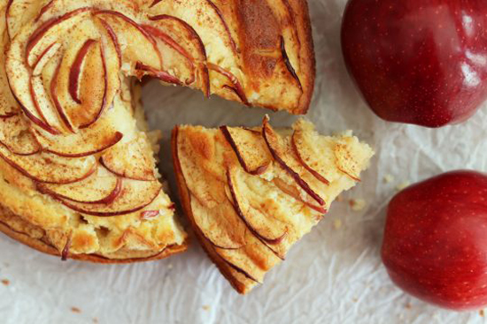 طرز تهیه‌ی کیک سیب و دارچین به شکل گل