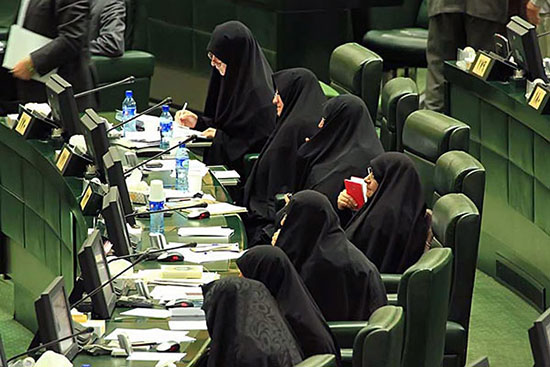 آذر منصوری: برای زنان در سیاست فرش قرمز پهن نشده است