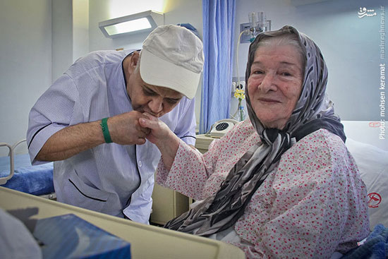 عکس: اکبر عبدی در بیمارستان چه می کند؟