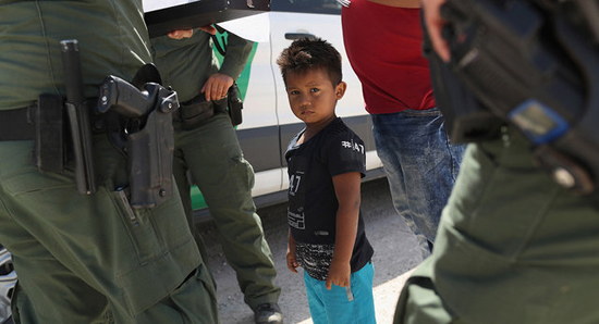 جدایی ده‌ها کودک مهاجر از والدینشان در آمریکا