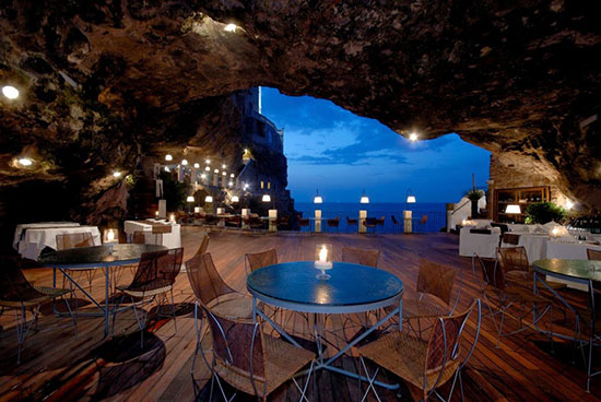 رستوران ایتالیایی لای صخره‌ها، رو به موج‌های دریا