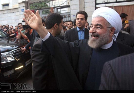 عکس: حضور روحانی در منزل دو جانباز