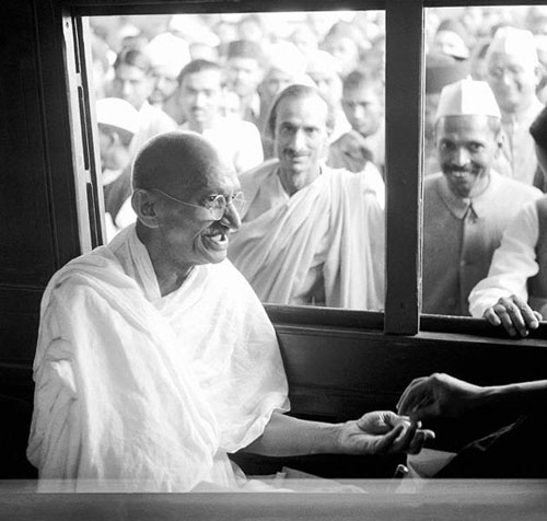 عکس: ماهاتما گاندی؛ مبارز نجات بخش