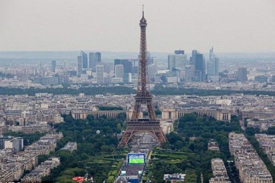 گرد و غبار کهکشانی بر پشت بام های پاریس