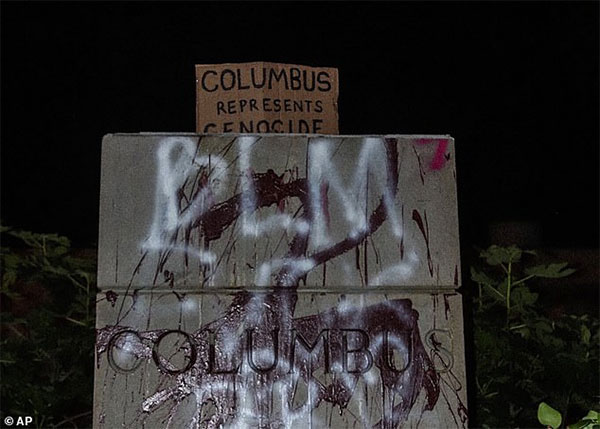 معترضان آمریکایی گردن کریستف کلمب را زدند!