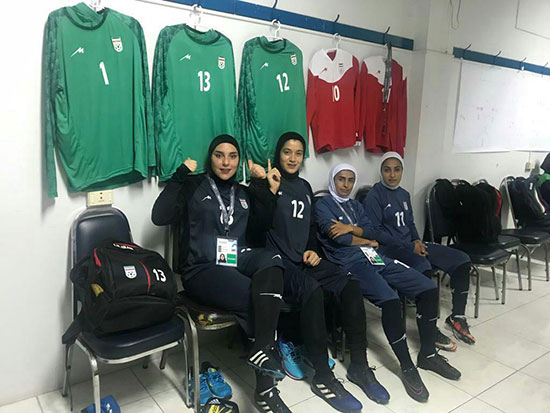 رختکن تیم‌ملی بانوان قبل از بازی با هنگ کنگ