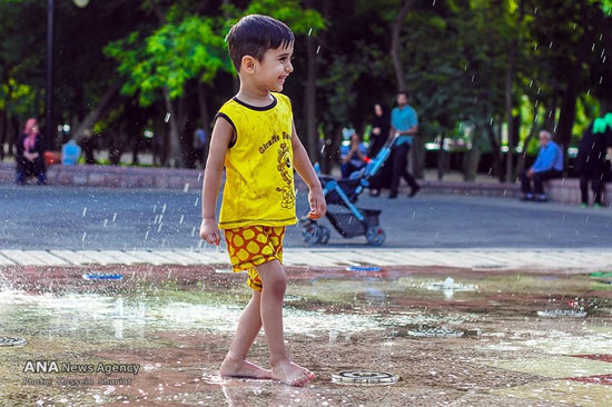 تصاویر دیدنی از آب بازی کودکان در تهران