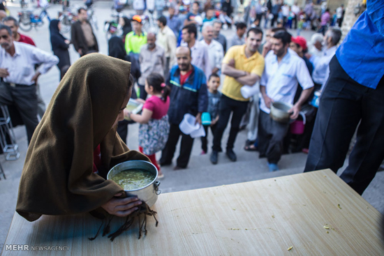 عکس: پخش آش نذری در ماه رمضان