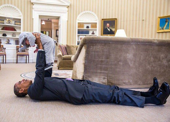 دراز کشیدن اوباما در کاخ سفید! +عکس