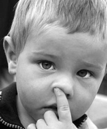 با کودکی که انگشت در بینی می کند، چه کار کنیم؟