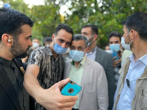 عکس یادگاری احمدی‌نژاد با مردم در پارک شهر