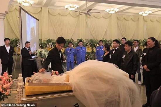 این مرد با عروسِ مرده در تابوت ازدواج کرد