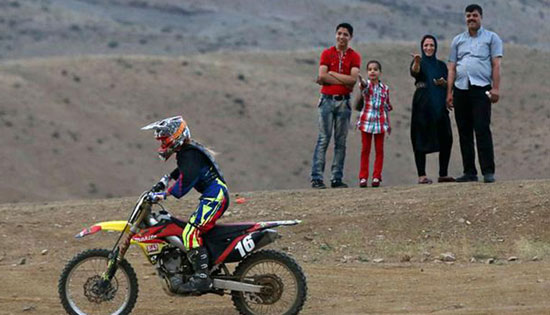 عکس: حرکات‌ نمایشی دختر ایرانی با‌موتور